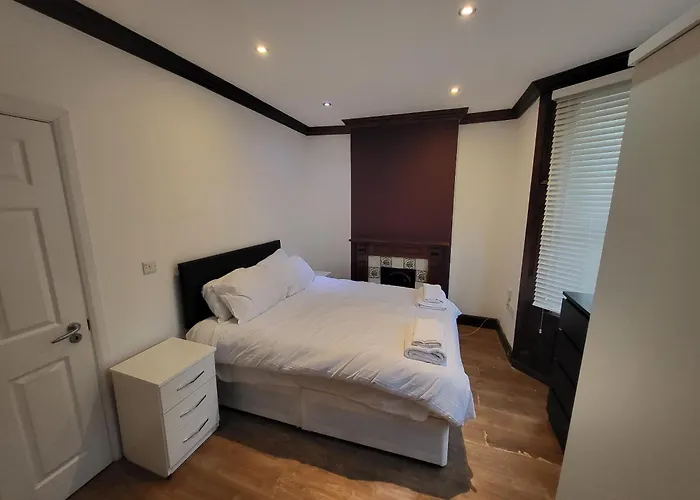 Large 4 Bedroom House In Central London