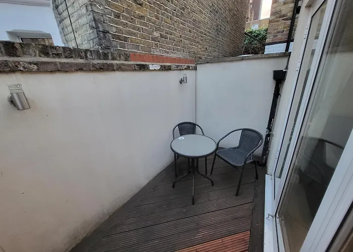 Large 4 Bedroom House In Central London