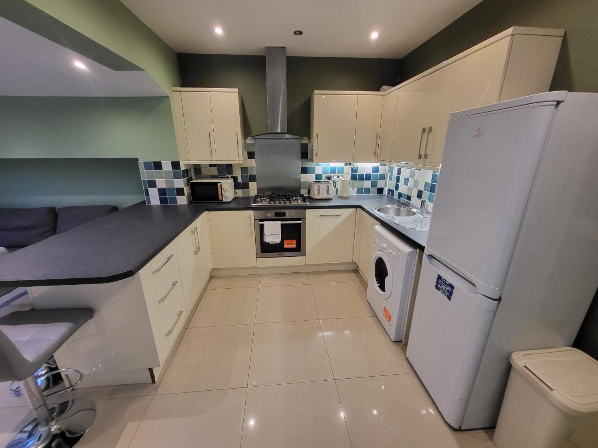 Апартаменты Large 4 Bedroom House In Лондон