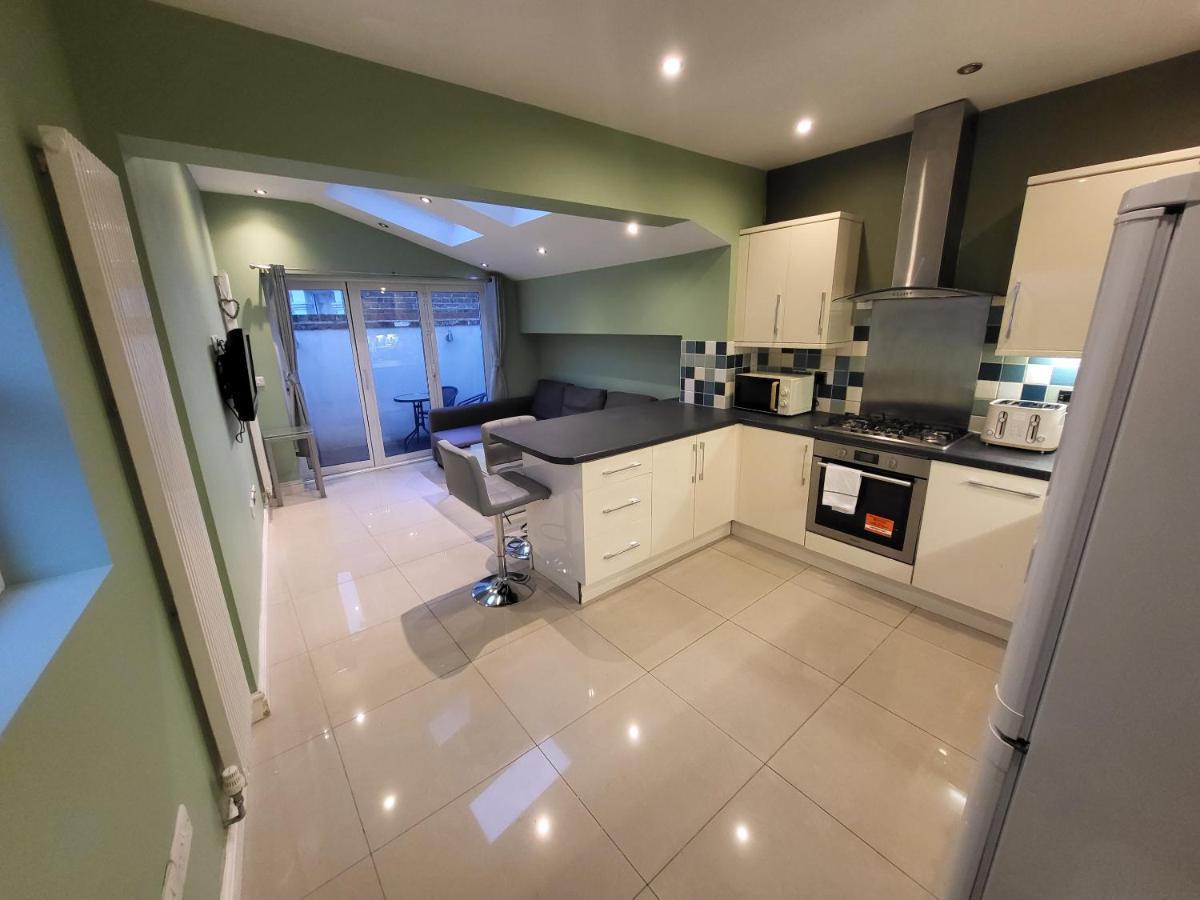 Large 4 Bedroom House In Лондон