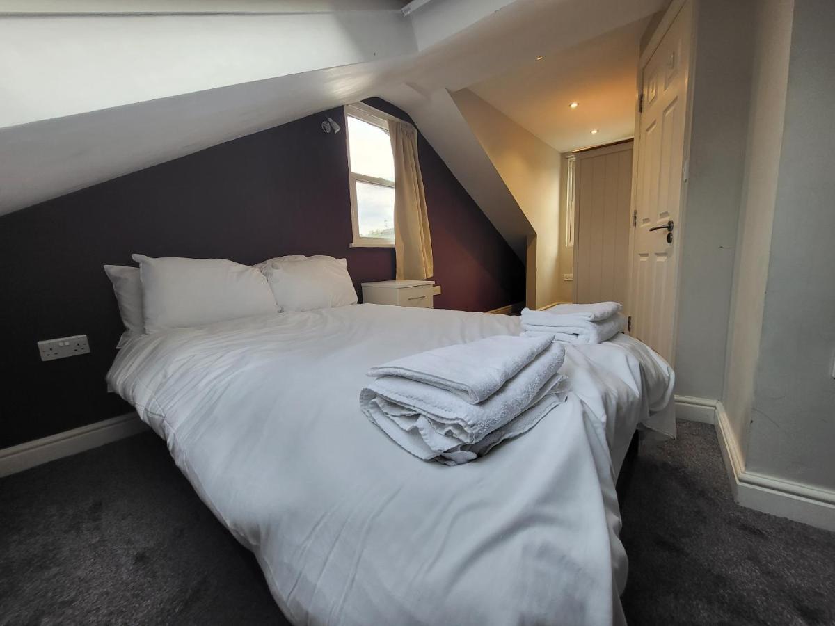 Large 4 Bedroom House In * Londra