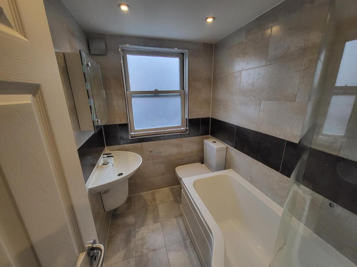 Апартаменты Large 4 Bedroom House In