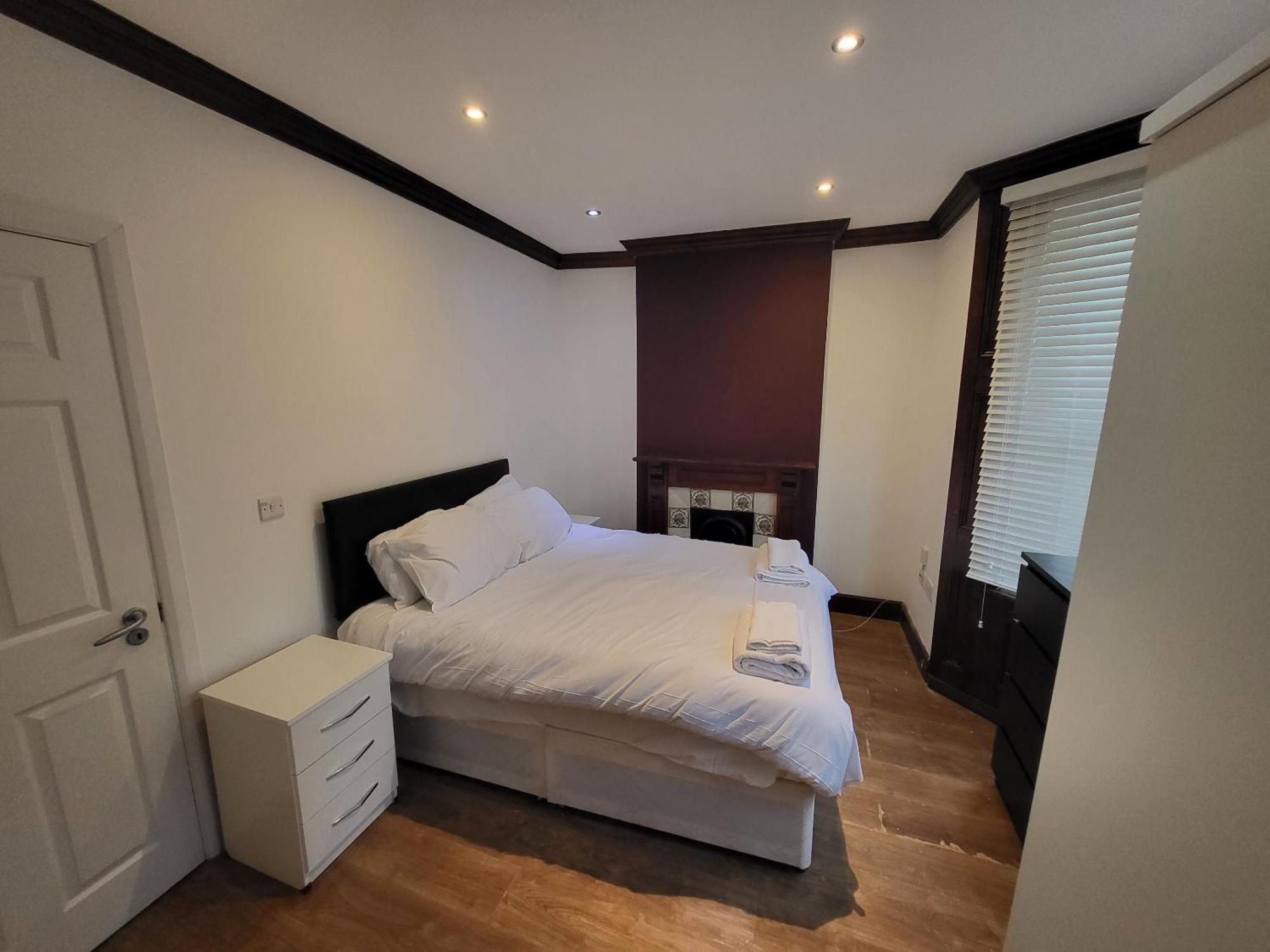 Large 4 Bedroom House In * Лондон