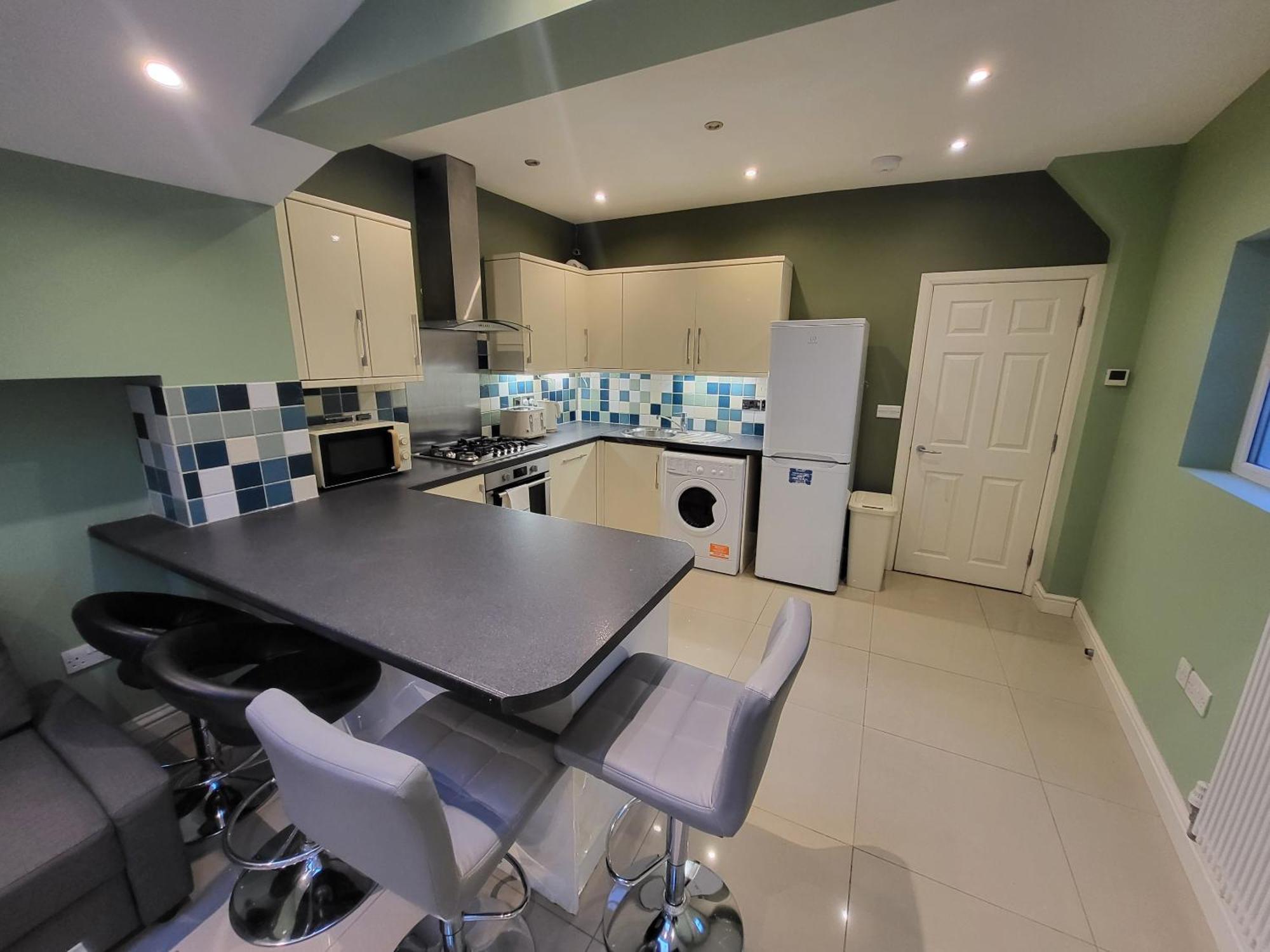 Large 4 Bedroom House In Апартаменты