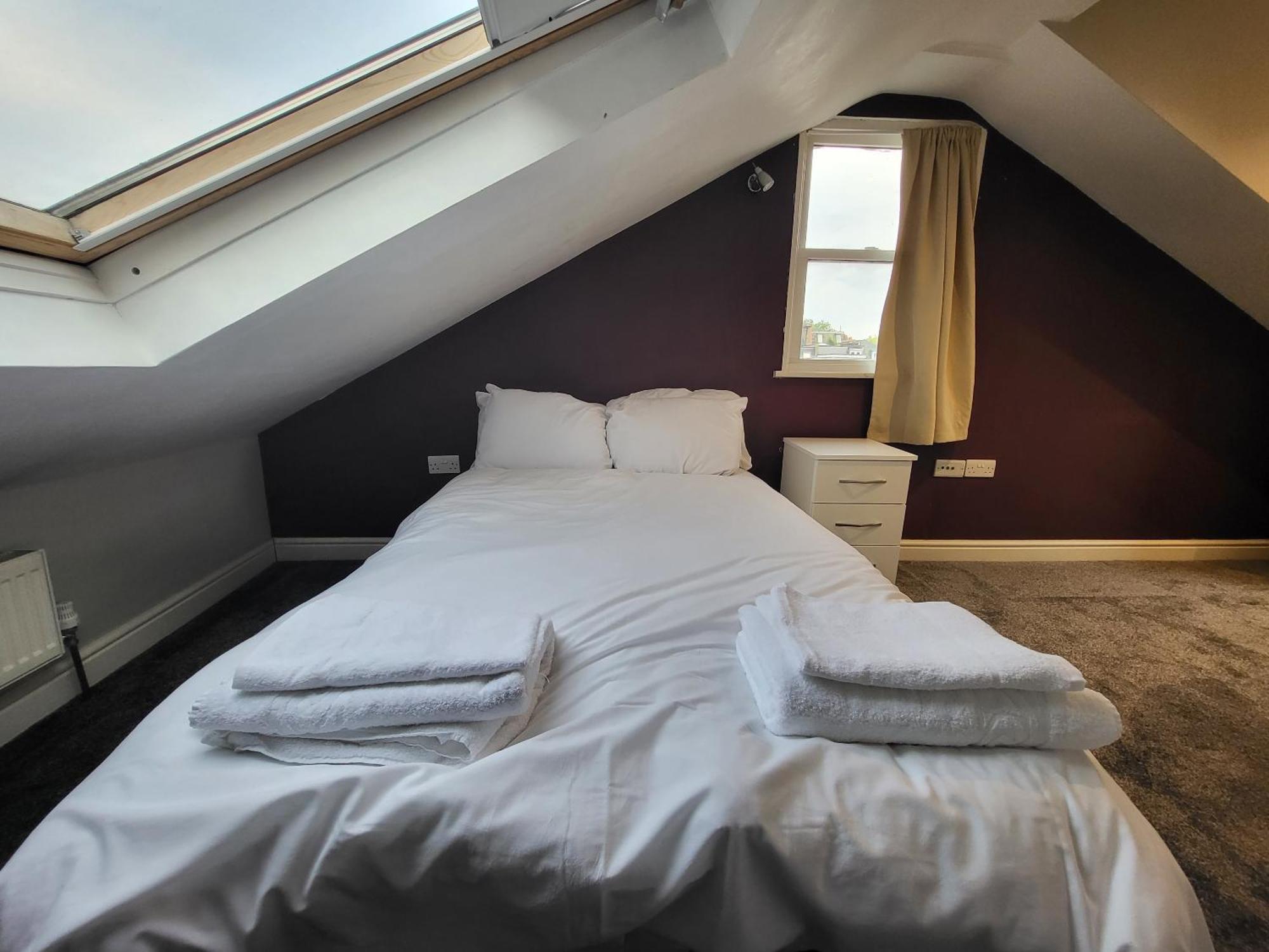 Large 4 Bedroom House In Appartamento Londra
